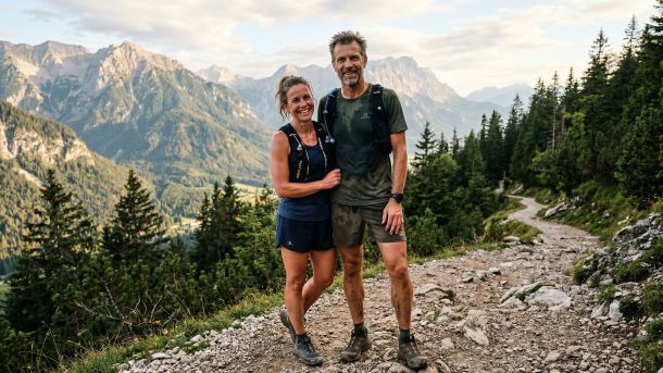 Ein Mann in seinen Vierzigern trainiert draußen — Symbol für Hormonbalance, Stärke und aktive Männlichkeit