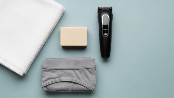 Essentiels de soins génitaux pour hommes—serviette, savon doux, tondeuse et sous-vêtements en coton aux tons pastel