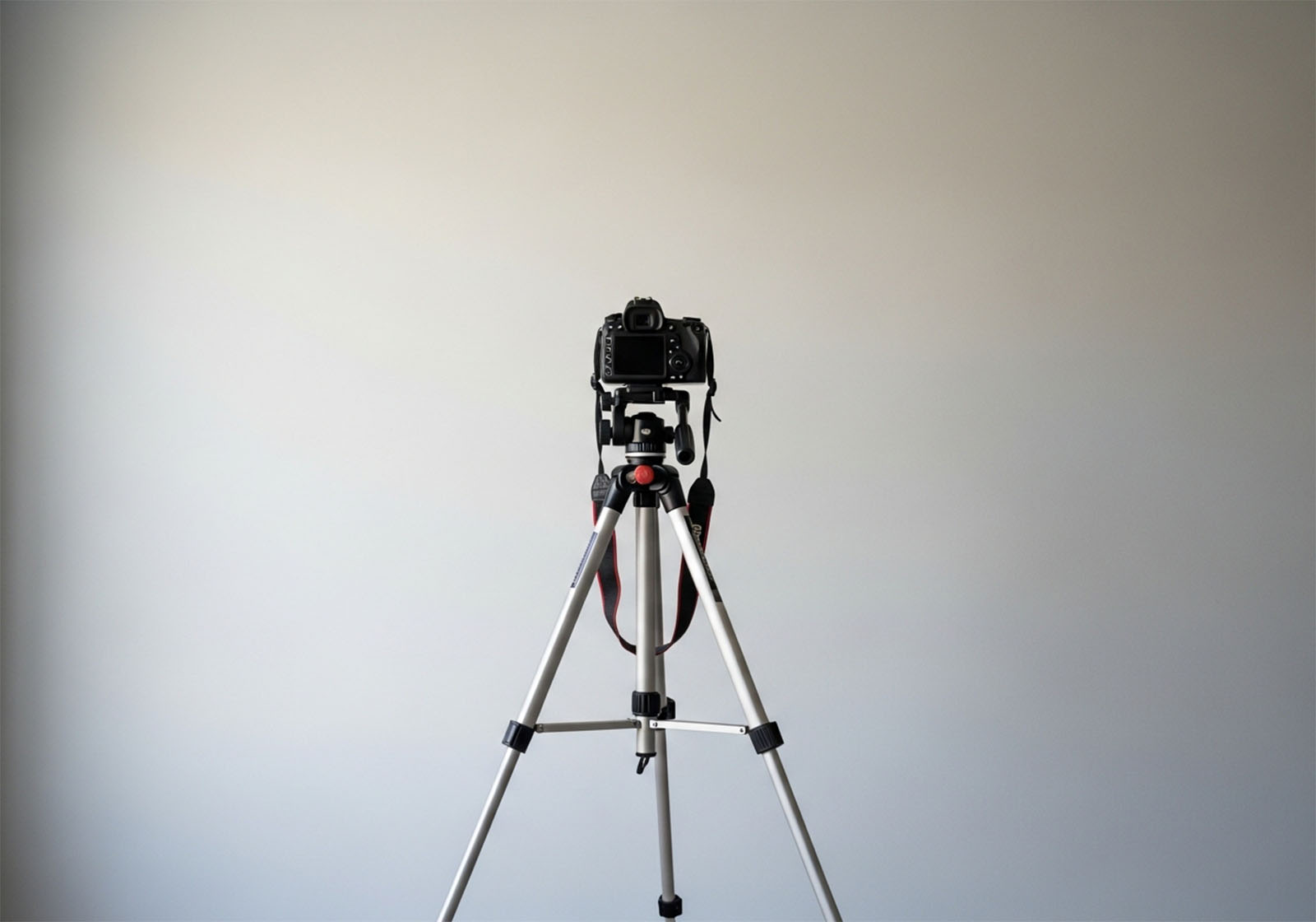 Stativ und Handy auf Hüfthöhe positioniert für konsistente Fortschrittsfotos