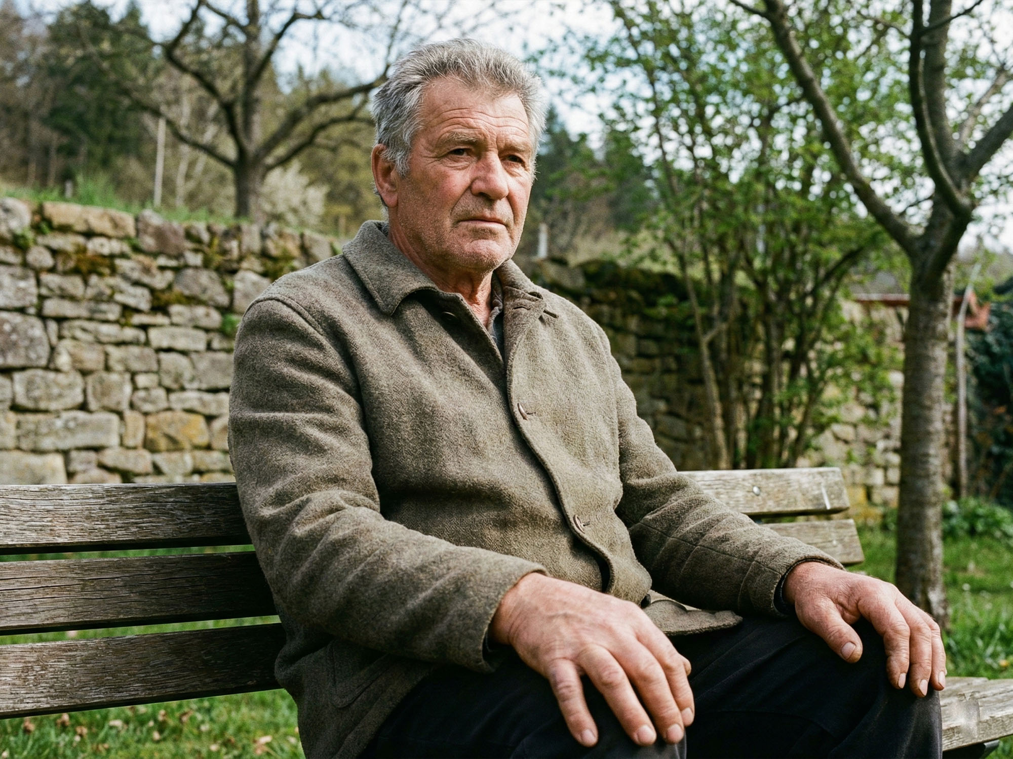 Mann, der sich erdet, um mentale Klarheit zurückzugewinnen