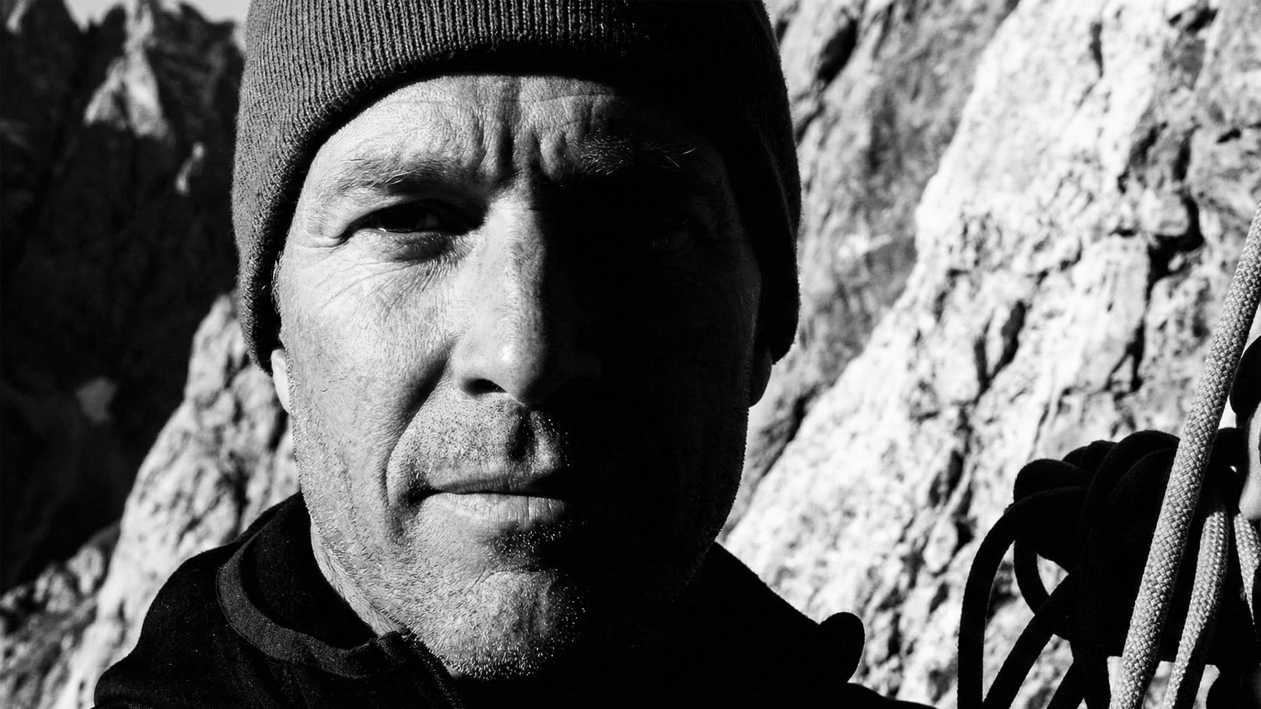 Ein fokussierter Mann als Symbol für mentale Ruhe und Leistungsbereitschaft.