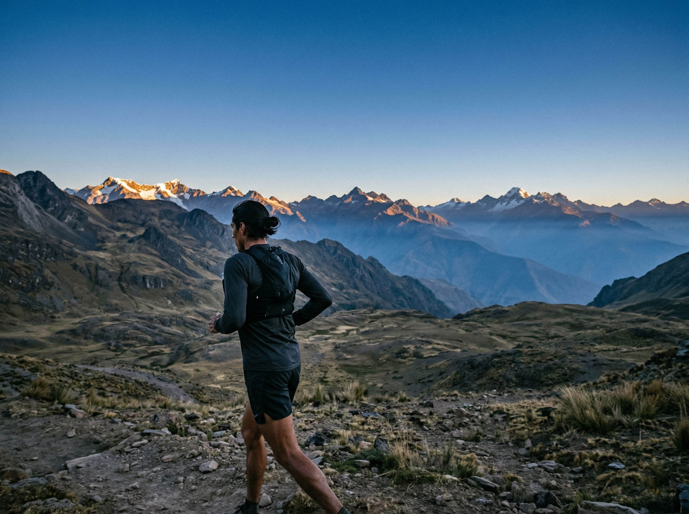Un hombre corriendo a gran altitud en los Andes, ilustrando adaptaciones genéticas y fisiológicas a entornos de aire enrarecido