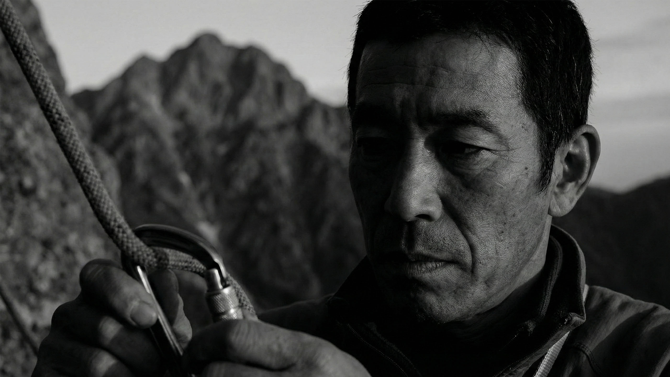 精神的な落ち着きとパフォーマンス準備を象徴する集中した男性。