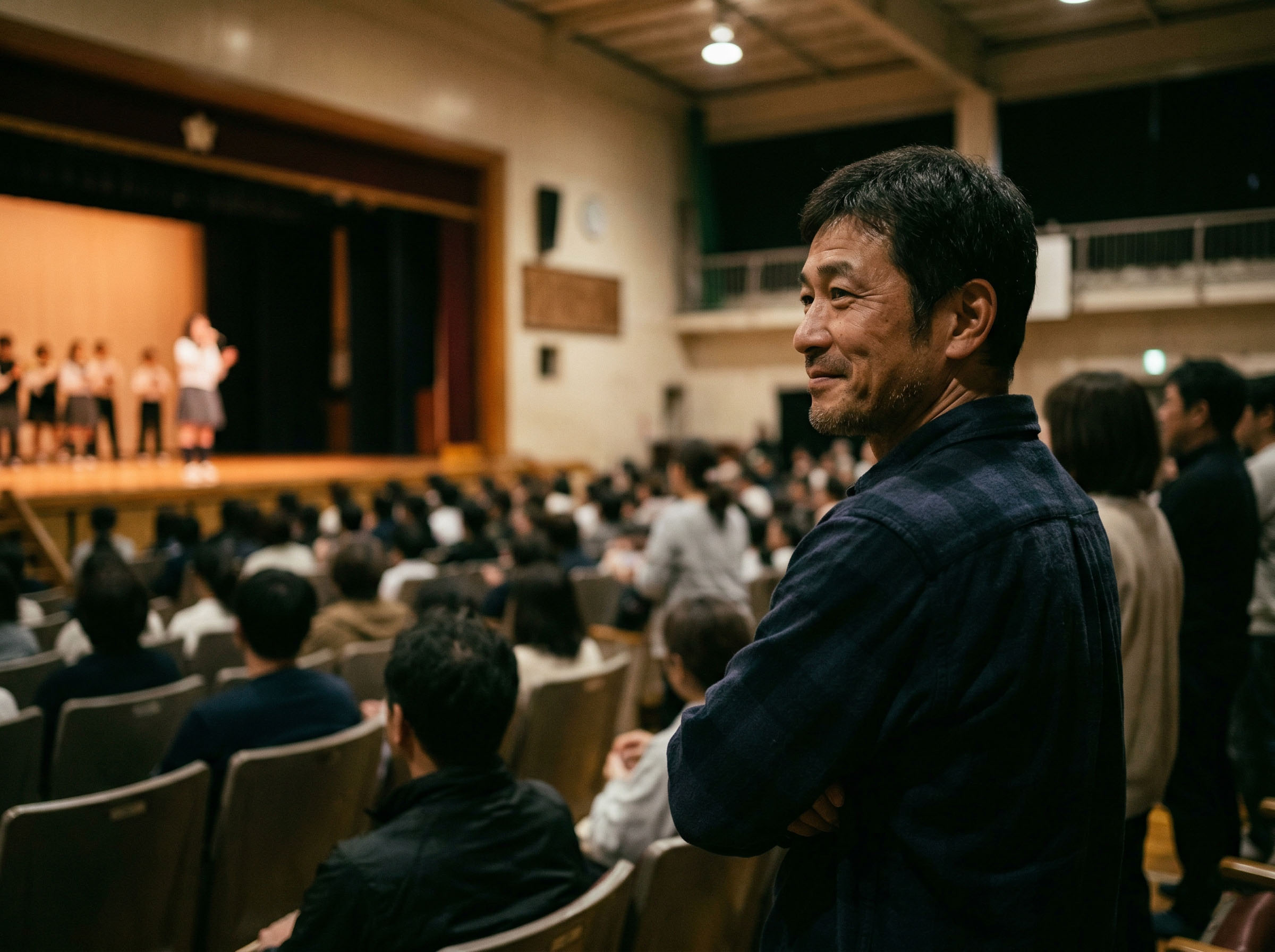 学校で娘の発表を見守る父親、その表情に誇りが滲む