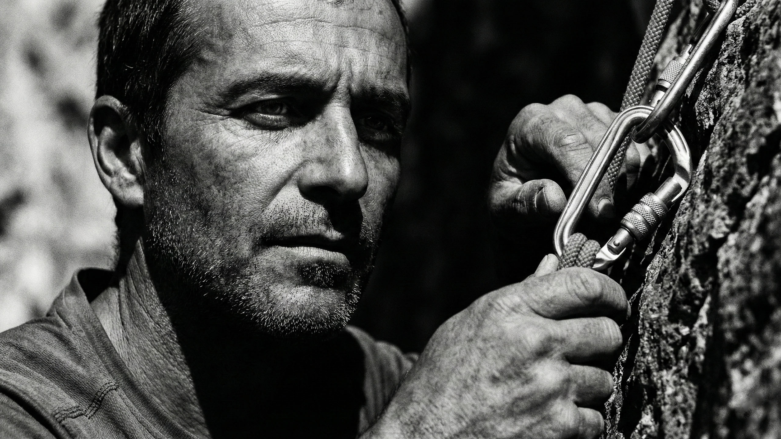 Um homem focado representando equilíbrio mental e prontidão para o desempenho.