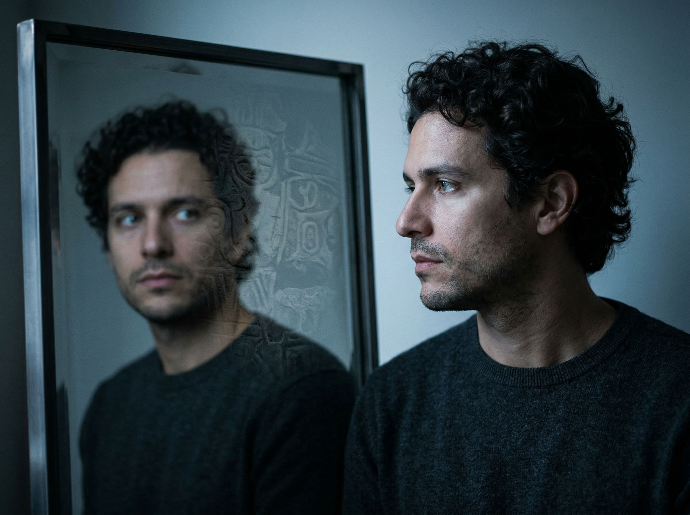 Homem refletindo sobre autoimagem e masculinidade no contexto moderno