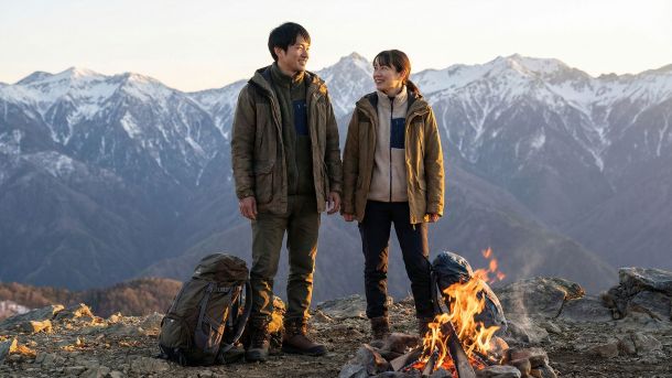 荒々しい自然の中で並んで立つ伝統的なカップル。