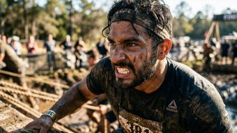 Hombre compitiendo solo en un desafío físico exigente, encarnando el impulso crudo y el logro ganado