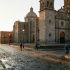 Una plaza colonial histórica y tranquila que representa valores comunitarios tradicionales.