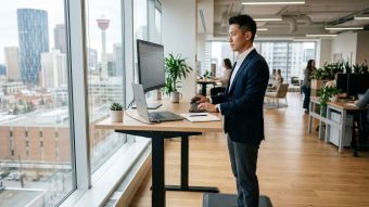 スタンディングデスクを使用して骨盤の血流と姿勢を改善する男性。