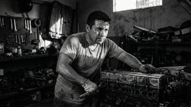 Um homem em forma realizando um treino de força para melhorar a idade metabólica.