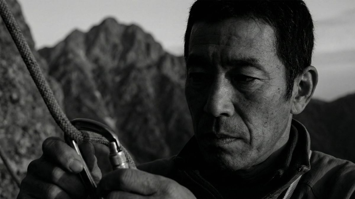 精神的な落ち着きとパフォーマンス準備を象徴する集中した男性。