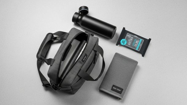 Toallitas Nobleman para Hombre con eucalipto presentadas junto a accesorios de gimnasio