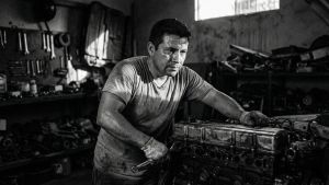 Un hombre en forma realizando un entrenamiento de fuerza para mejorar su edad metab&oacute;lica.