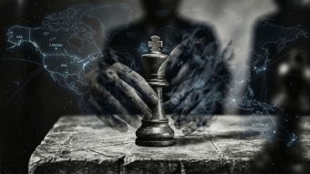 Une métaphore d’échecs représentant l’infiltration étrangère de la souveraineté gouvernementale occidentale.