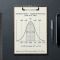 Una regla metálica junto a un portapapeles con una curva de distribución estadística, representando los datos clínicos del meta-análisis de tamaño del pene de 2015 con 15.521 hombres.