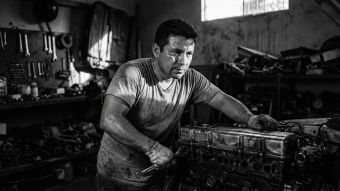 Un hombre en forma realizando un entrenamiento de fuerza para mejorar su edad metab&oacute;lica.