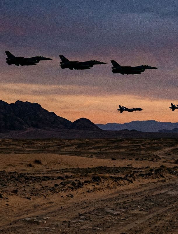 Militärflugzeuge über einer Wüstenlandschaft während eines Einsatzes.