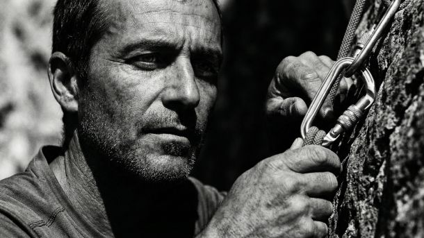 Um homem focado representando equilíbrio mental e prontidão para o desempenho.