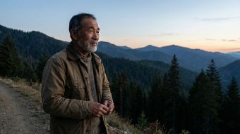 屋外で落ち着いた集中を実践し、ストレスと精神的明晰さを管理する男性