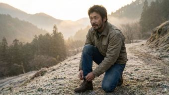 日課と身体の準備を通じて規律あるセルフケアを実践する男性