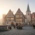 Ein historischer und ruhiger kolonialer Marktplatz als Sinnbild traditioneller Gemeinschaftswerte.