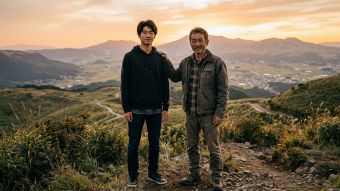 黄金色の時間に父と息子が一緒に立つ姿、男性的な強さ、父性、家族の遺産を象徴