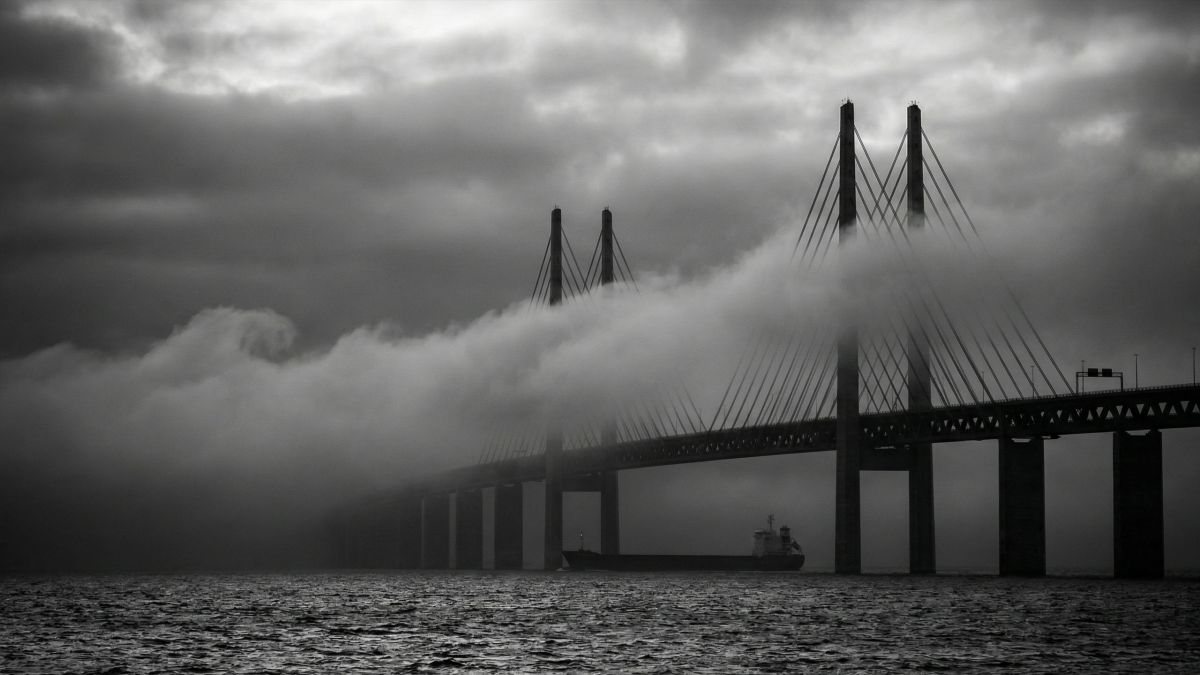 Uma vista enevoada da ponte de Oresund, ligando a Dinamarca e a Suécia.