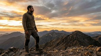Un hombre fuerte y concentrado observando el horizonte, representando el futuro del rendimiento y el liderazgo masculino.