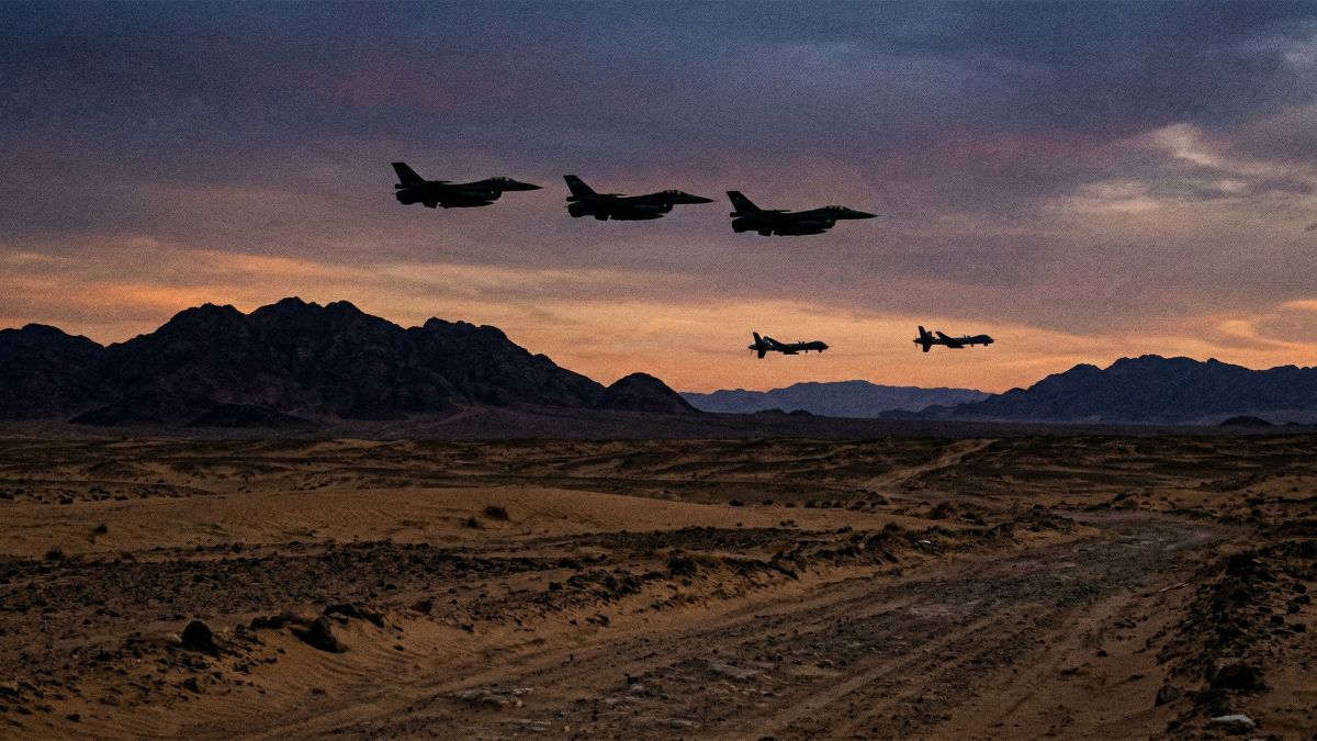 Avions militaires survolant un désert lors d’une opération stratégique.