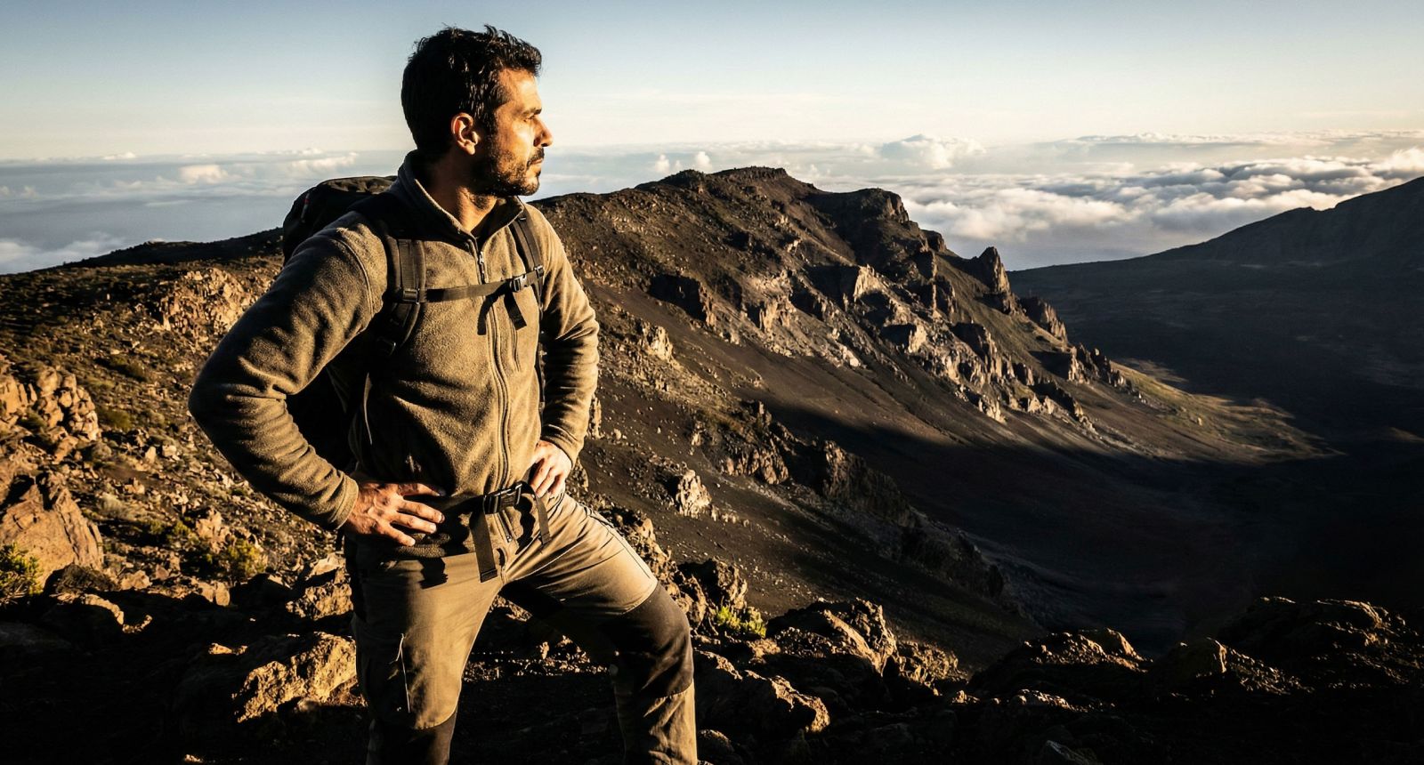 Um homem forte e focado observando o horizonte, representando o futuro do desempenho e da liderança masculina.