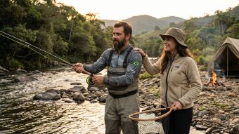 Homem e mulher vivendo uma aventura ao ar livre que simboliza compatibilidade e parceria tradicional