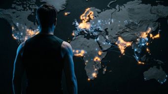 Topografische Weltkarte mit biometrischen Heatmaps zu regionalen Unterschieden bei männlicher Größe, Testosteron und Muskelstruktur