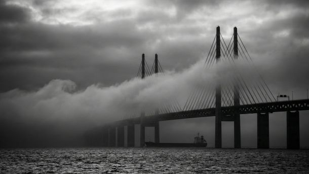 Uma vista enevoada da ponte de Oresund, ligando a Dinamarca e a Suécia.