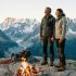 Un couple traditionnel debout ensemble dans un environnement extérieur sauvage.
