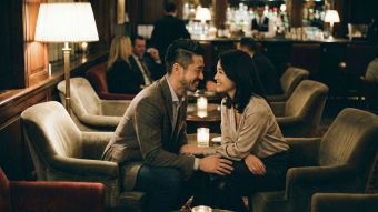 バーでポジティブなボディランゲージを見せながら会話をする男女。