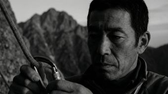 精神的な落ち着きとパフォーマンス準備を象徴する集中した男性。