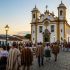 Uma praça colonial histórica e tranquila representando valores tradicionais de comunidade.
