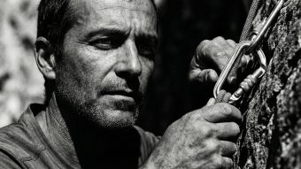 Um homem focado representando equil&iacute;brio mental e prontid&atilde;o para o desempenho.