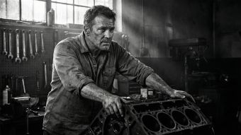 Ein fitter Mann bei einem Krafttraining zur Verbesserung des metabolischen Alters.