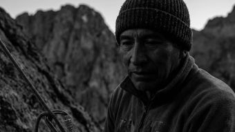 Un hombre concentrado que representa compostura mental y preparaci&oacute;n para el rendimiento.