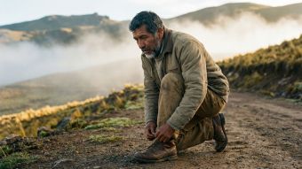 Hombre practicando autocuidado disciplinado mediante rutina diaria y preparaci&oacute;n f&iacute;sica