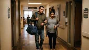 Un futuro padre caminando con su esposa hacia la maternidad, emocional y abrumado de amor