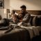 Pareja masculina y femenina compartiendo un momento íntimo relajado