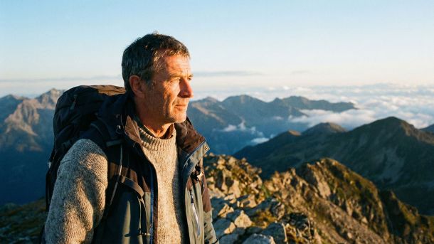 Un homme fort et concentré observant l’horizon, symbolisant l’avenir de la performance et du leadership masculins.
