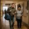 Un futuro padre caminando con su esposa hacia la maternidad, emocional y abrumado de amor