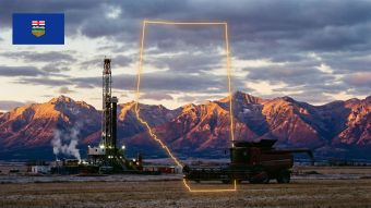 Ein Sonnenuntergang über den kanadischen Rocky Mountains in Alberta und eine Industrielandschaft als Symbol der souveränen Zukunft der Provinz.