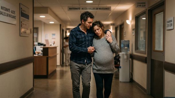 Un futur père marchant avec sa femme vers la maternité, ému et submergé d’amour