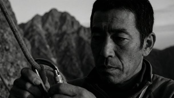 精神的な落ち着きとパフォーマンス準備を象徴する集中した男性。