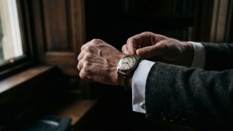 Un homme se pr&eacute;parant avec concentration, symbolisant la ma&icirc;trise de l'&eacute;ducation sexuelle et de la compr&eacute;hension.